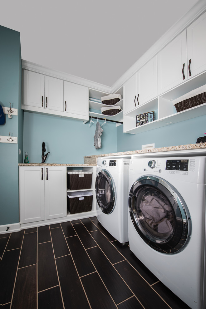 Immagine di una piccola lavanderia multiuso chic con lavello sottopiano, ante in stile shaker, ante bianche, top in granito, pareti blu, pavimento con piastrelle in ceramica e lavatrice e asciugatrice affiancate