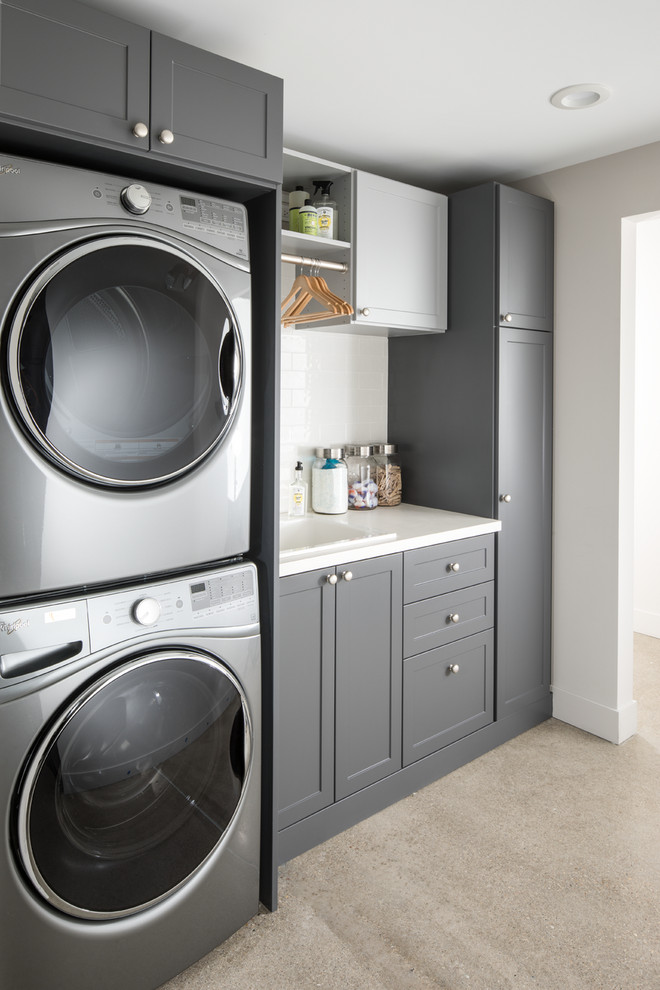 Imagen de lavadero contemporáneo con puertas de armario grises