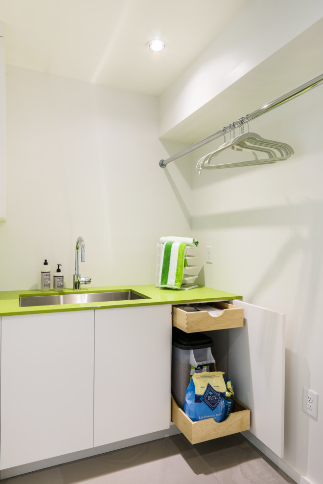 Inspiration för små moderna linjära grönt tvättstugor enbart för tvätt, med en undermonterad diskho, släta luckor, vita skåp, bänkskiva i koppar, vita väggar, skiffergolv, en tvättmaskin och torktumlare bredvid varandra och beiget golv