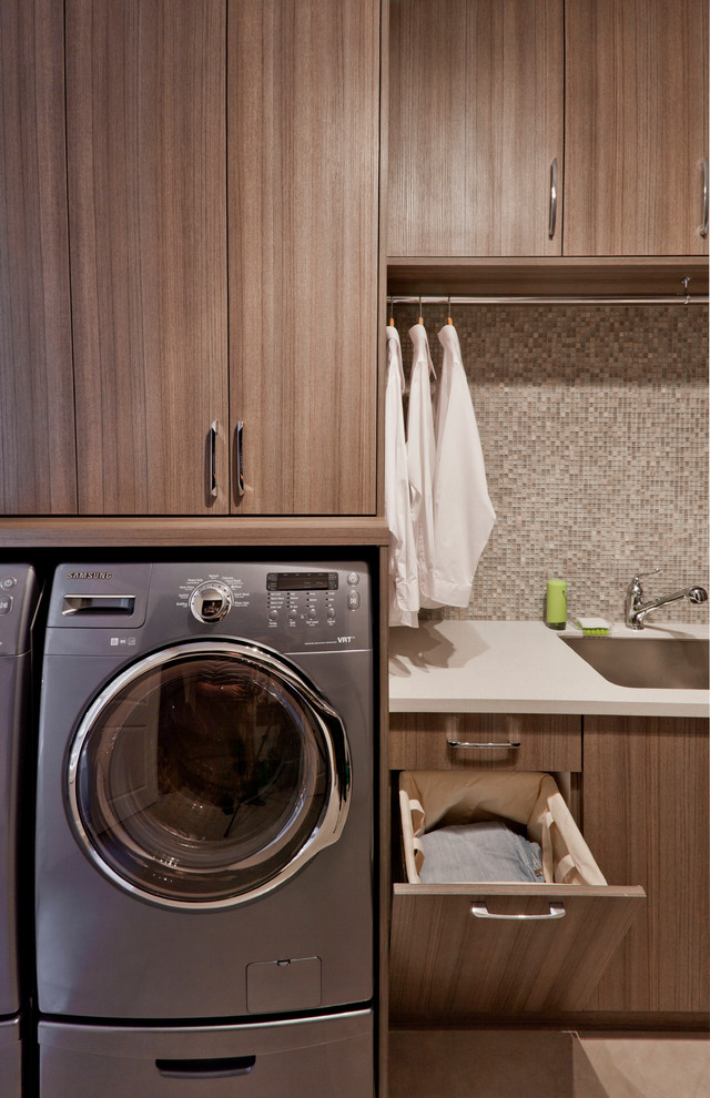Foto di una lavanderia multiuso contemporanea di medie dimensioni con ante lisce, ante in legno scuro e lavatrice e asciugatrice affiancate