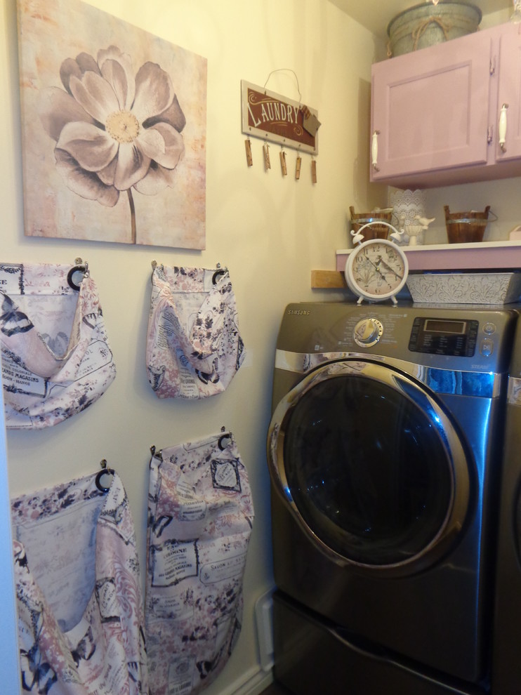 Immagine di una piccola sala lavanderia classica con ante con riquadro incassato, pareti gialle, pavimento in vinile e lavatrice e asciugatrice affiancate
