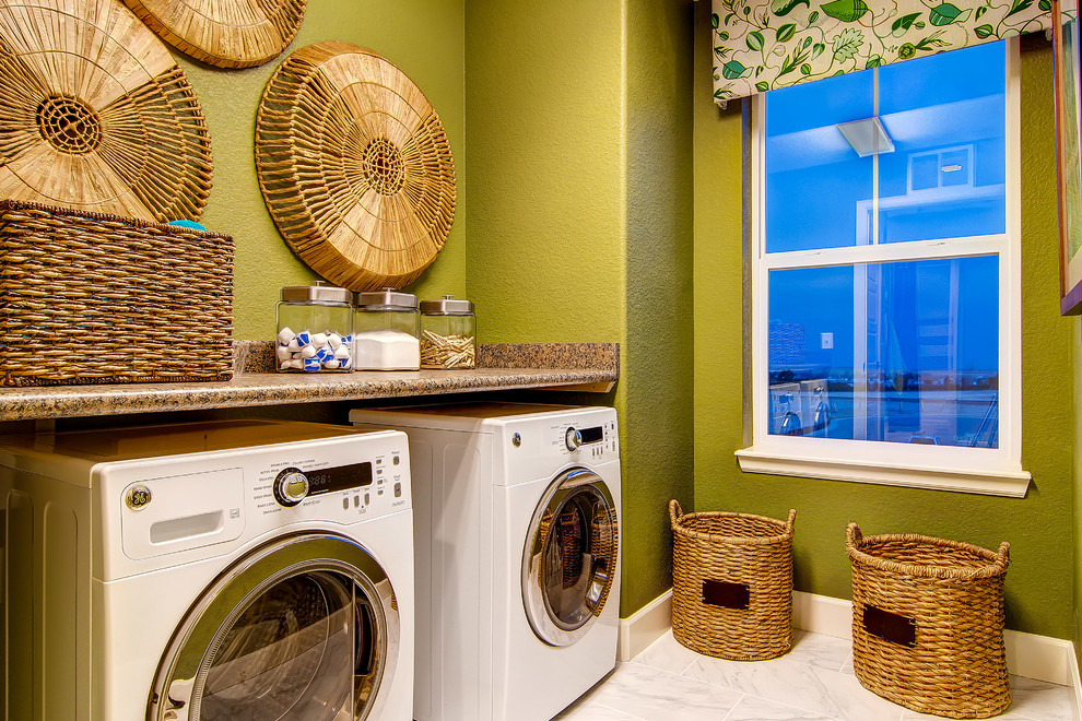 Imagen de lavadero clásico con paredes verdes y encimeras marrones
