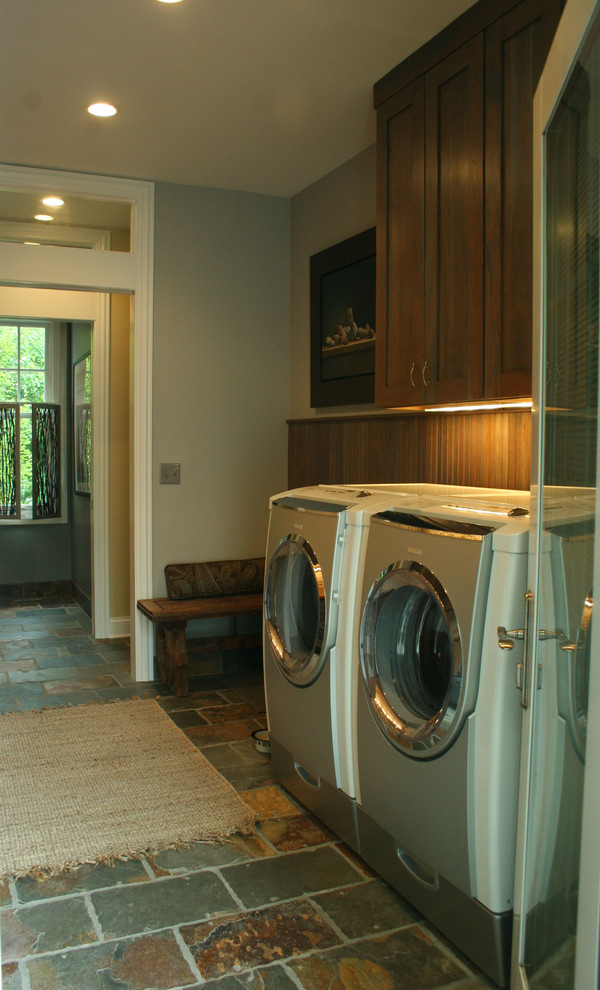 Imagen de lavadero clásico con lavadora y secadora juntas y suelo de pizarra