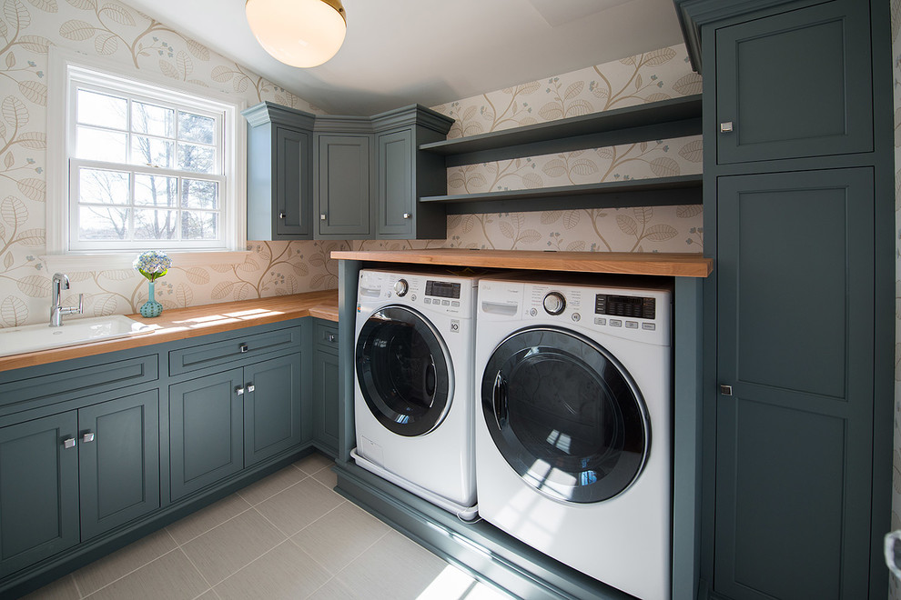 Esempio di una sala lavanderia chic con lavello da incasso, ante blu, top in legno, pareti multicolore, pavimento in gres porcellanato, lavatrice e asciugatrice affiancate e ante con riquadro incassato