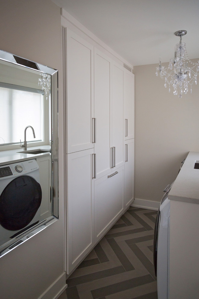 Esempio di una piccola lavanderia multiuso moderna con lavello sottopiano, ante in stile shaker, ante bianche, pareti beige e lavatrice e asciugatrice affiancate