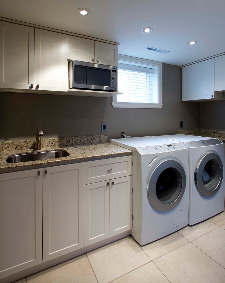 Example of a classic laundry room design in Montreal