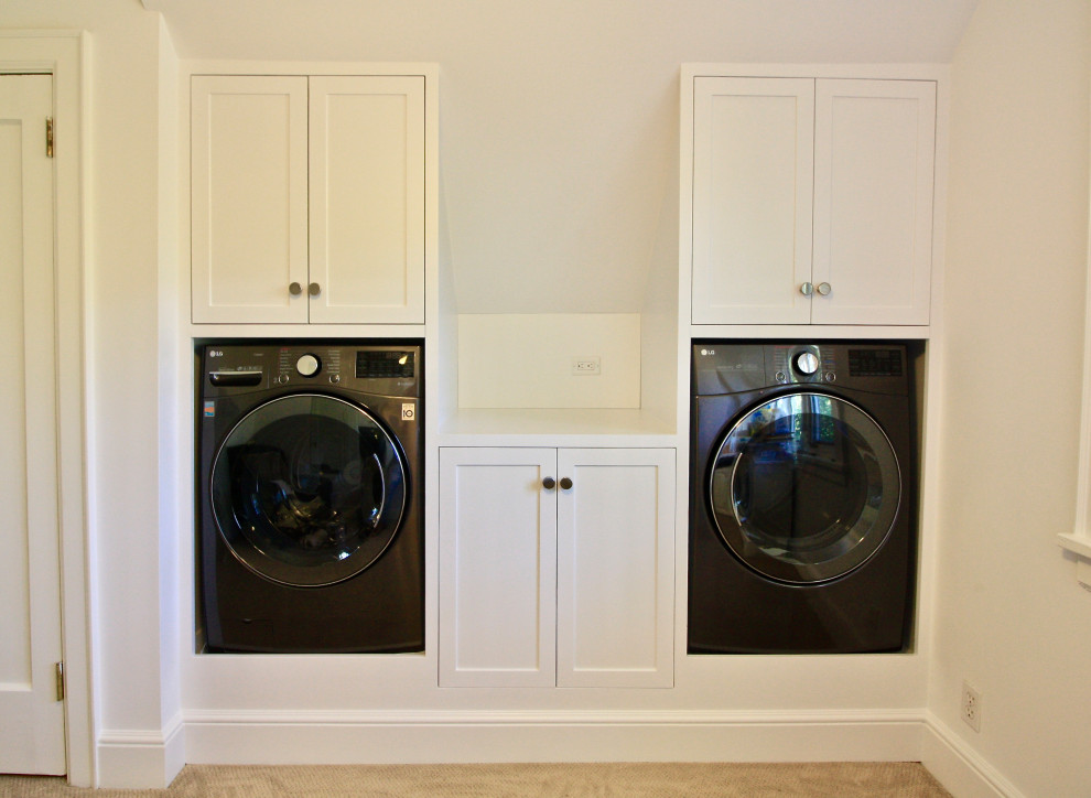 Ispirazione per una lavanderia moderna con ante in stile shaker, ante bianche, top in legno e lavatrice e asciugatrice affiancate