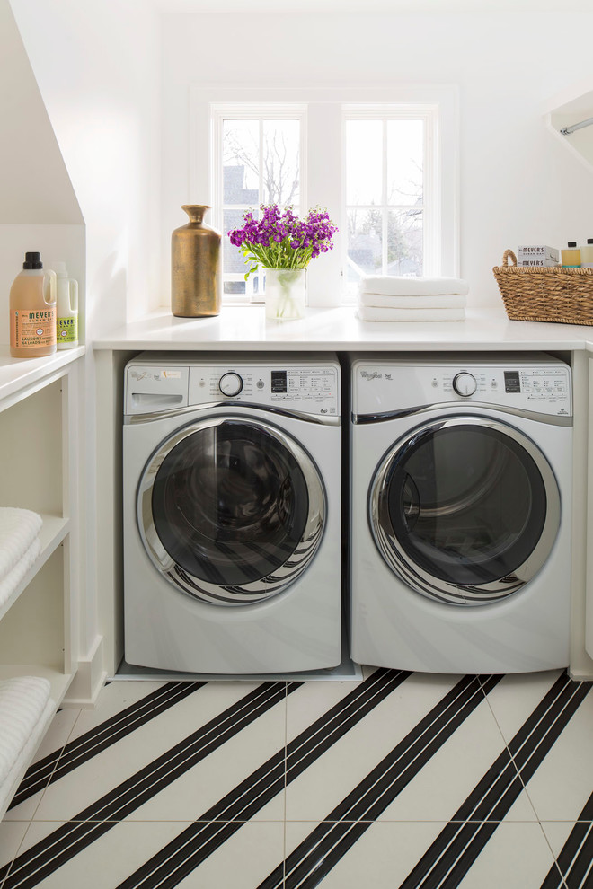 Imagen de lavadero en U contemporáneo con armarios abiertos, puertas de armario blancas, paredes blancas, lavadora y secadora juntas, suelo multicolor y encimeras blancas