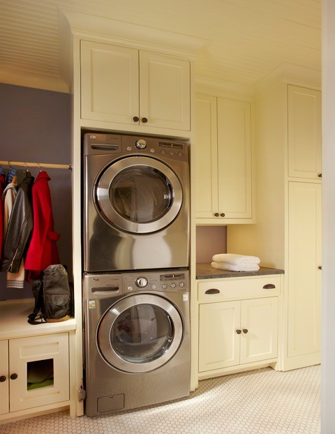 Ejemplo de lavadero multiusos y lineal tradicional pequeño con armarios estilo shaker, puertas de armario blancas, encimera de esteatita, paredes grises, suelo de baldosas de cerámica y lavadora y secadora apiladas