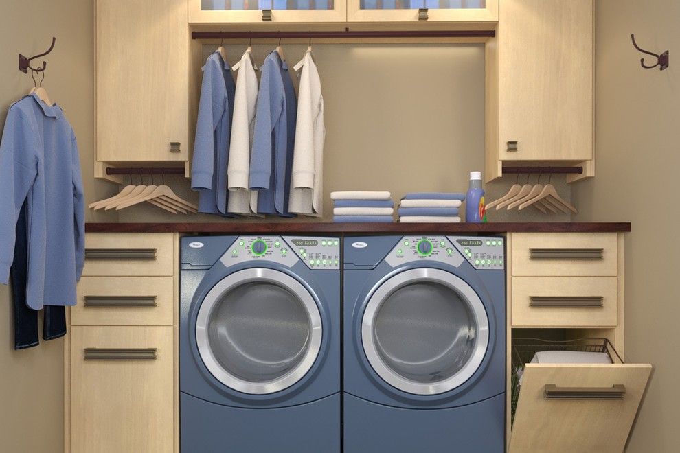 Foto di una sala lavanderia minimal di medie dimensioni con ante in legno chiaro e lavatrice e asciugatrice affiancate
