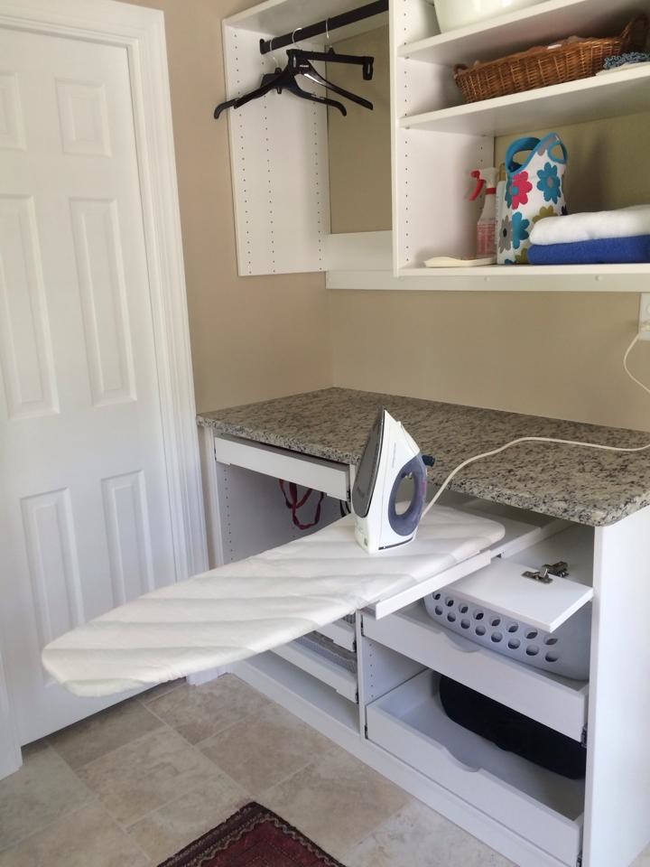 Immagine di una piccola sala lavanderia minimal con lavello sottopiano, ante bianche, pareti beige e lavatrice e asciugatrice affiancate