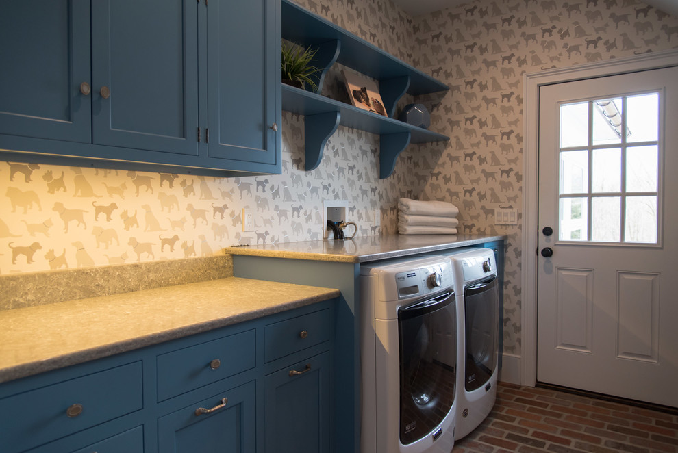 Exempel på en lantlig beige beige tvättstuga, med en undermonterad diskho, blå skåp, bänkskiva i kvarts, tegelgolv och en tvättmaskin och torktumlare bredvid varandra
