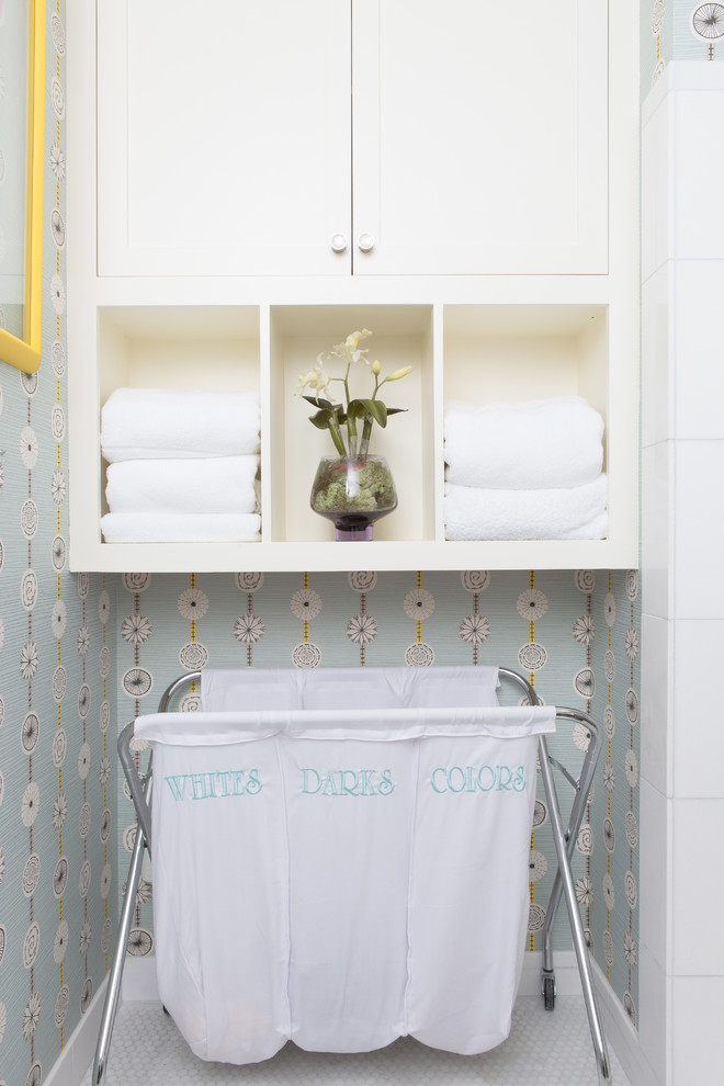 Imagen de cuarto de lavado contemporáneo con puertas de armario blancas y paredes azules
