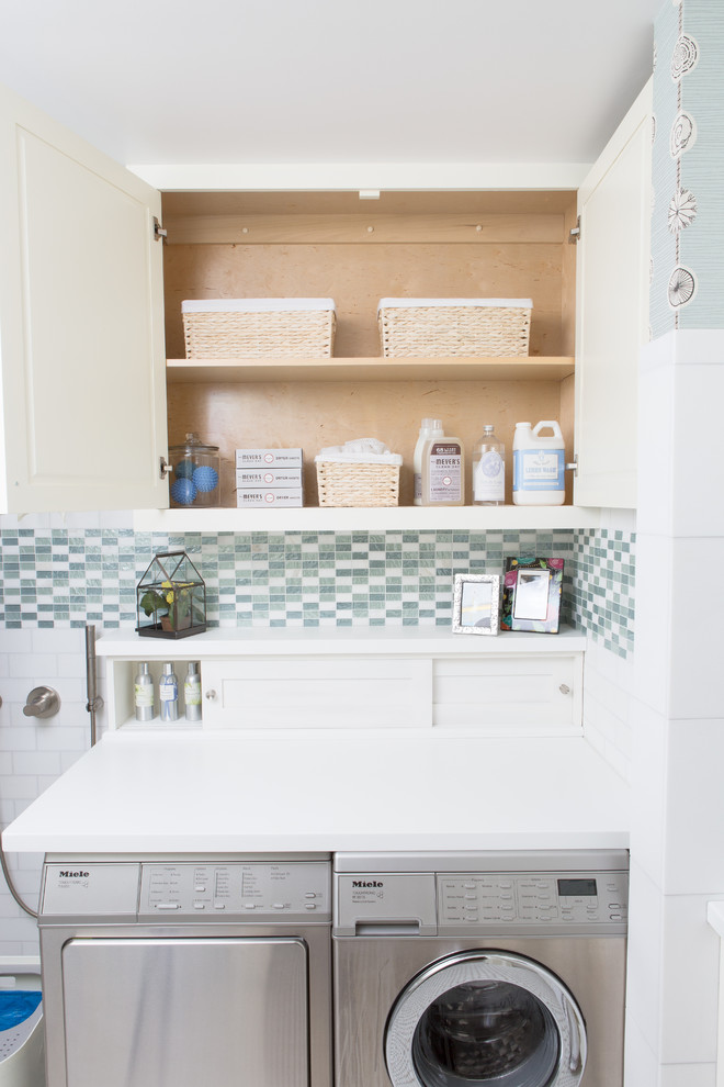 Idéer för funkis tvättstugor enbart för tvätt, med en nedsänkt diskho, vita skåp, blå väggar och en tvättmaskin och torktumlare bredvid varandra
