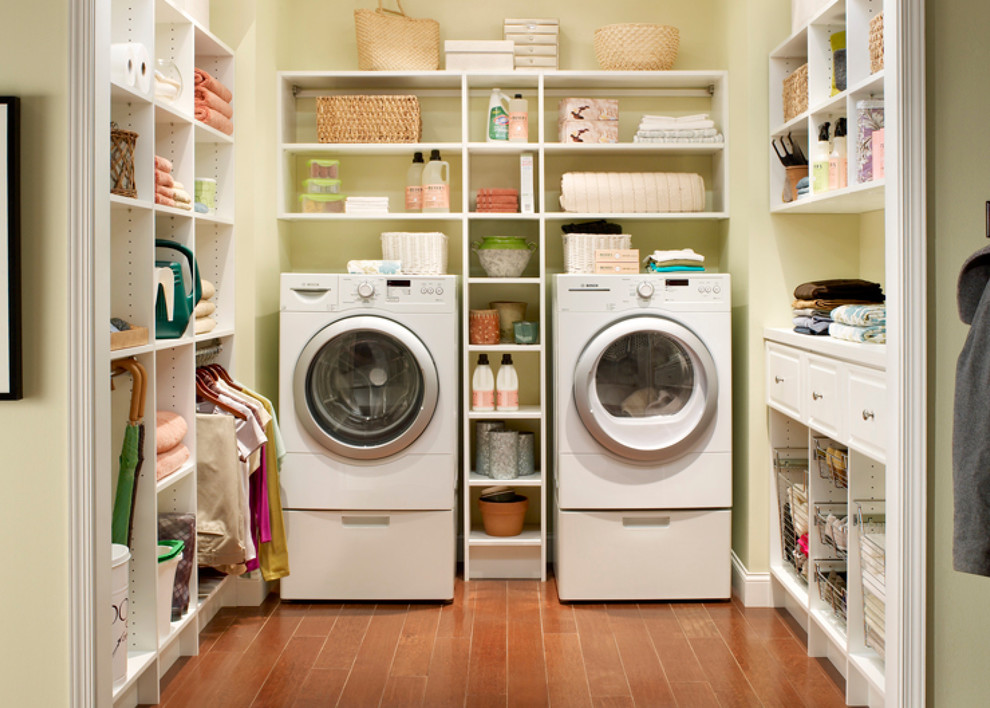 Immagine di una lavanderia multiuso classica di medie dimensioni con nessun'anta, ante bianche, top in superficie solida, parquet scuro, lavatrice e asciugatrice affiancate e pareti beige