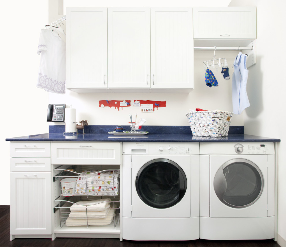 Ispirazione per una lavanderia classica con ante in stile shaker, ante bianche, top in superficie solida, pareti bianche e lavatrice e asciugatrice affiancate