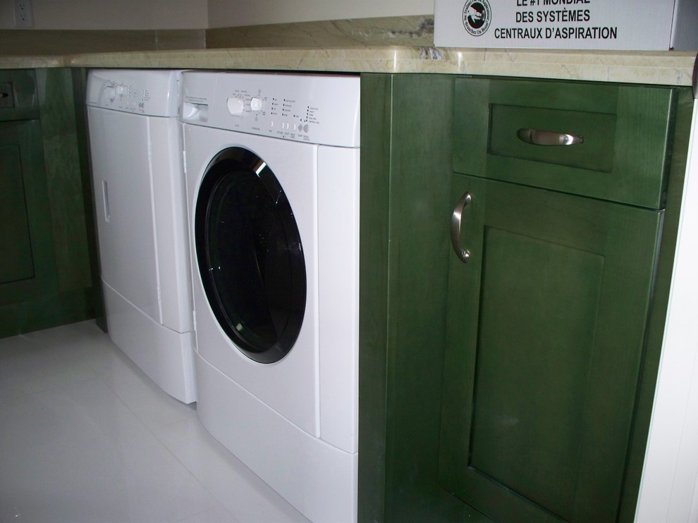 Idéer för att renovera en liten vintage u-formad tvättstuga enbart för tvätt, med skåp i shakerstil, gröna skåp, granitbänkskiva, vita väggar, klinkergolv i keramik och en tvättmaskin och torktumlare bredvid varandra