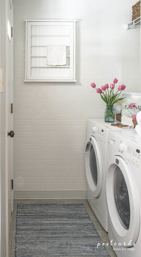 Ispirazione per una piccola sala lavanderia country con pareti bianche, pavimento in vinile, lavatrice e asciugatrice affiancate e pavimento grigio