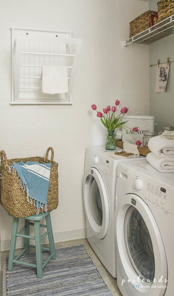 Idee per una piccola sala lavanderia country con pareti bianche, pavimento in vinile, lavatrice e asciugatrice affiancate e pavimento grigio