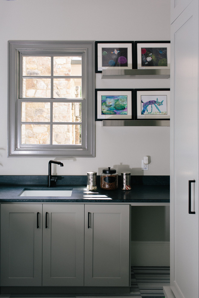Источник вдохновения для домашнего уюта: п-образная прачечная в стиле модернизм с врезной мойкой, плоскими фасадами, серыми фасадами, серыми стенами и полом из керамогранита