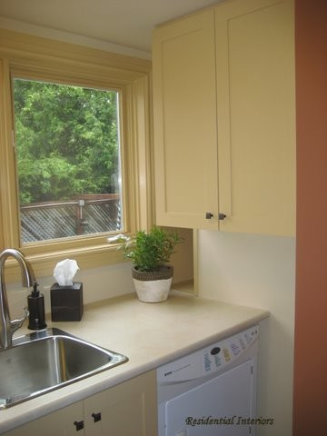 Esempio di una piccola sala lavanderia tradizionale con lavello da incasso, ante in stile shaker, ante beige, top in laminato, pareti beige, pavimento in sughero e lavatrice e asciugatrice affiancate