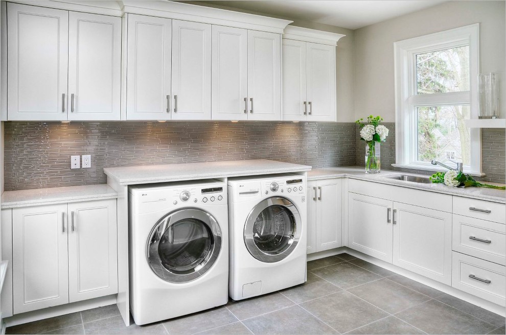 Mittelgroße Klassische Waschküche in L-Form mit Unterbauwaschbecken, Schrankfronten im Shaker-Stil, weißen Schränken, Granit-Arbeitsplatte, grauer Wandfarbe, Keramikboden und Waschmaschine und Trockner nebeneinander in Toronto