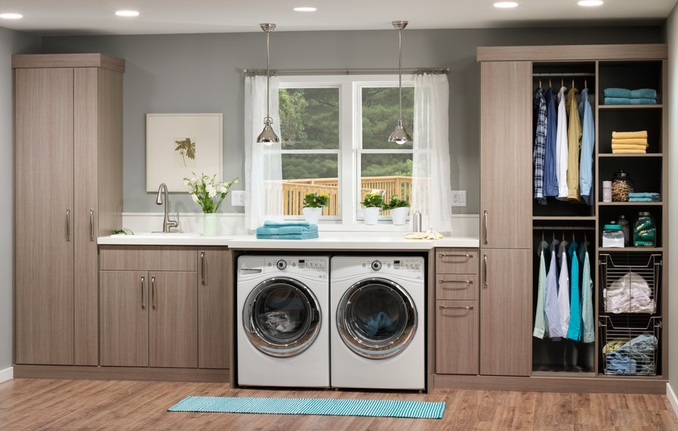 Bild på en mellanstor funkis parallell tvättstuga enbart för tvätt, med släta luckor, träbänkskiva, en tvättmaskin och torktumlare bredvid varandra, en enkel diskho och skåp i mellenmörkt trä