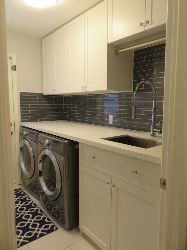 Esempio di una lavanderia tradizionale di medie dimensioni con lavello sottopiano, ante in stile shaker, ante bianche, pavimento in gres porcellanato, lavatrice e asciugatrice affiancate e pavimento beige