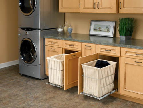 Immagine di una lavanderia multiuso design con ante con riquadro incassato, ante in legno chiaro, top in laminato e lavatrice e asciugatrice a colonna