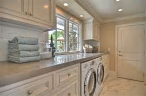 Idéer för en mellanstor klassisk linjär tvättstuga enbart för tvätt, med luckor med infälld panel, vita skåp, beige väggar, travertin golv och en tvättmaskin och torktumlare bredvid varandra