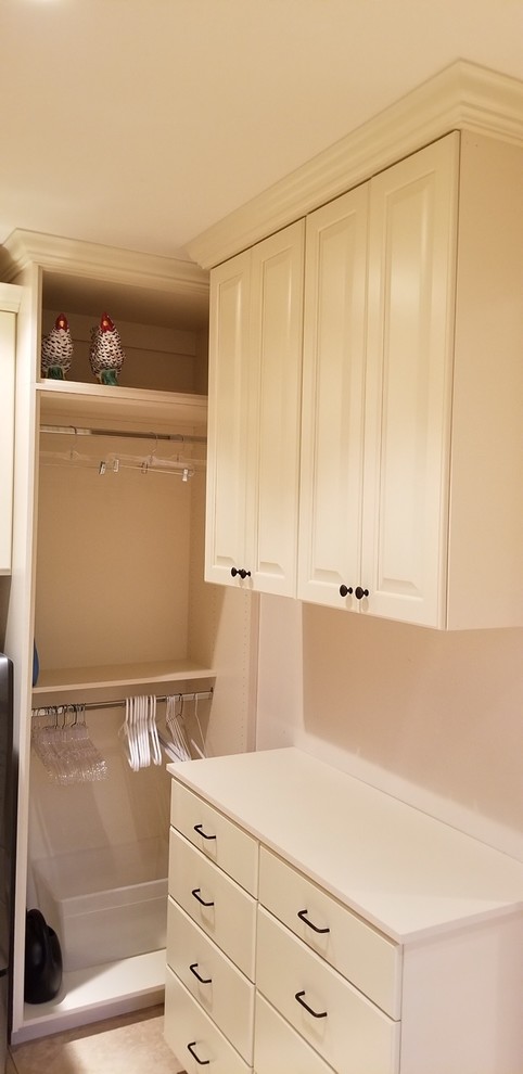 Idee per una piccola sala lavanderia classica con ante con bugna sagomata, ante bianche, pareti bianche e lavatrice e asciugatrice affiancate