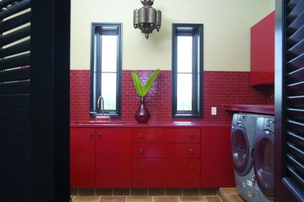 Bild på en eklektisk röda rött tvättstuga