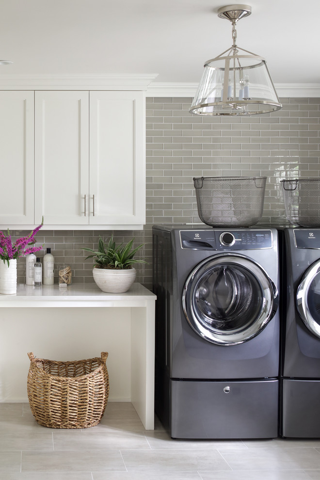 Inspiration för en stor vintage vita u-formad vitt tvättstuga enbart för tvätt, med en allbänk, skåp i shakerstil, vita skåp, bänkskiva i kvarts, grå väggar, klinkergolv i keramik, en tvättmaskin och torktumlare bredvid varandra och grått golv