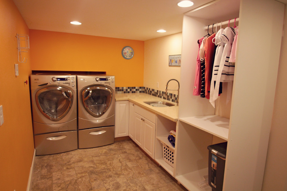 Idéer för en mellanstor modern l-formad tvättstuga enbart för tvätt, med en undermonterad diskho, luckor med upphöjd panel, vita skåp, orange väggar, en tvättmaskin och torktumlare bredvid varandra, bänkskiva i kvarts och klinkergolv i keramik