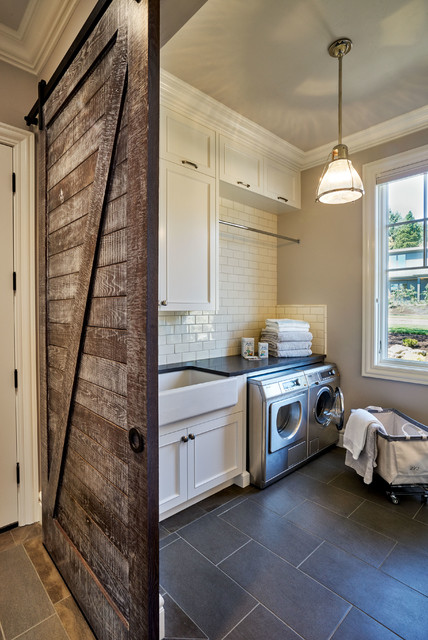 Laundry Room with Barn Door - Klassisch - Hauswirtschaftsraum
