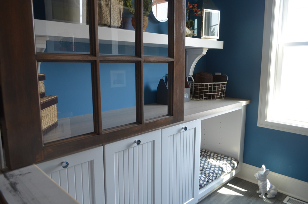 Idéer för att renovera ett vintage parallellt grovkök, med luckor med infälld panel, vita skåp, laminatbänkskiva, blå väggar, klinkergolv i keramik, en tvättmaskin och torktumlare bredvid varandra och en enkel diskho