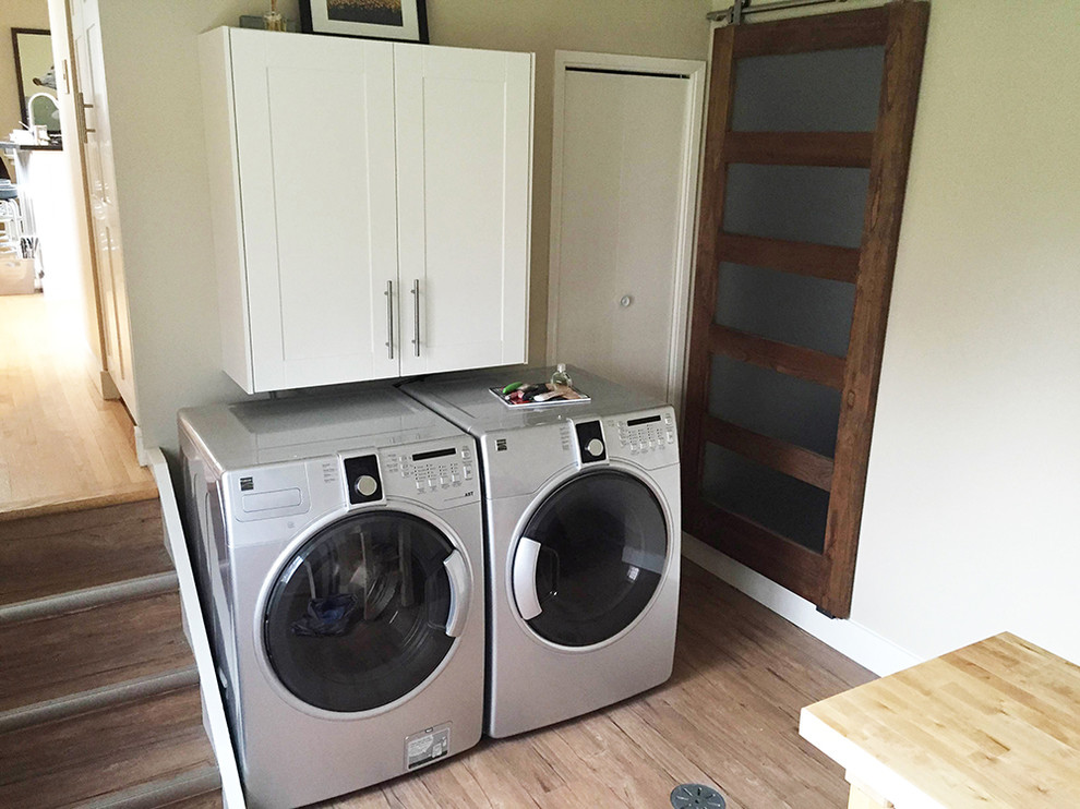 Foto di un piccolo ripostiglio-lavanderia design con lavatrice e asciugatrice affiancate