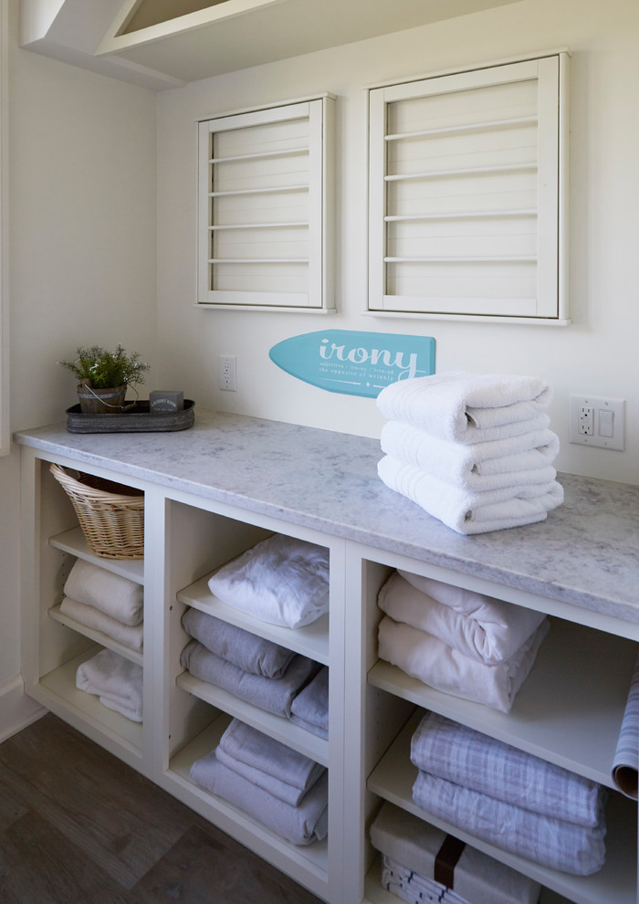 Inspiration för en mellanstor lantlig grå u-formad grått tvättstuga enbart för tvätt, med öppna hyllor, vita skåp, marmorbänkskiva, vita väggar, klinkergolv i porslin och brunt golv