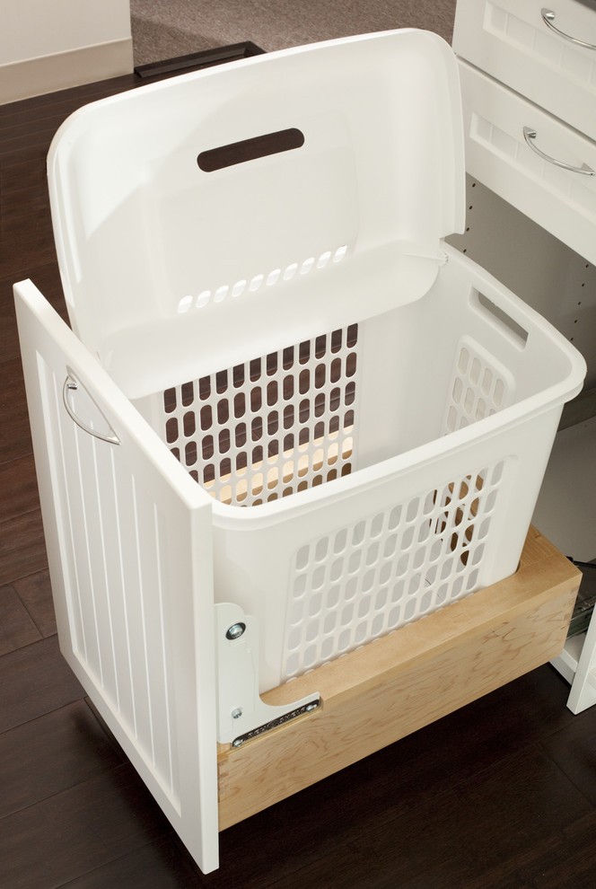 Exempel på en klassisk tvättstuga, med skåp i shakerstil, vita skåp, bänkskiva i koppar, vita väggar och en tvättmaskin och torktumlare bredvid varandra