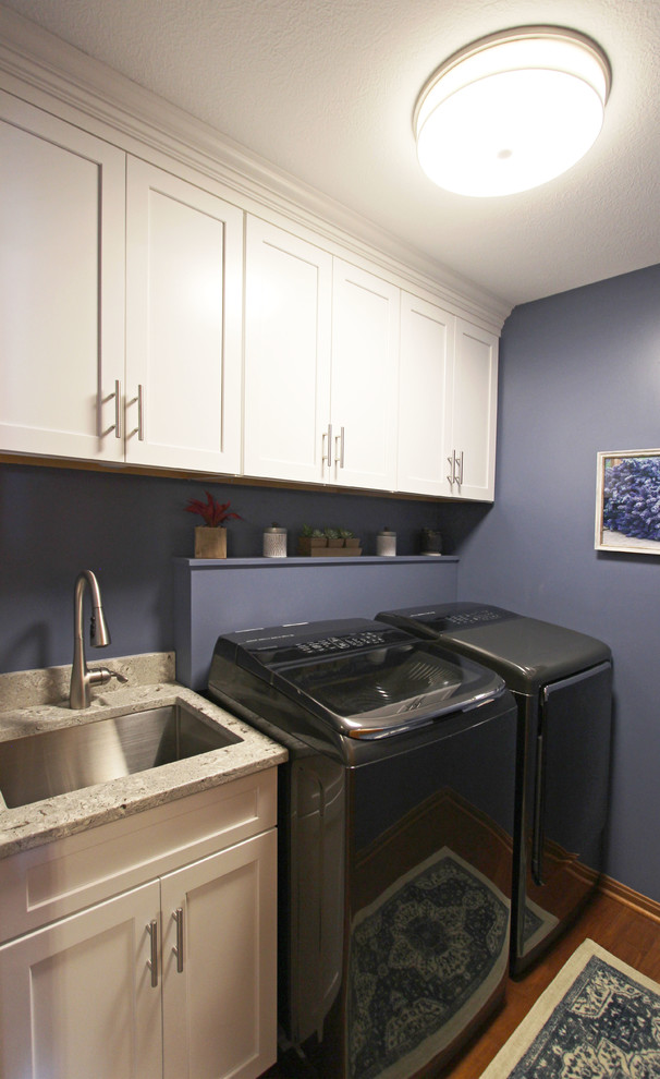 Ejemplo de cuarto de lavado lineal clásico renovado pequeño con fregadero bajoencimera, armarios con paneles lisos, puertas de armario blancas, encimera de cuarzo compacto, lavadora y secadora juntas y encimeras beige