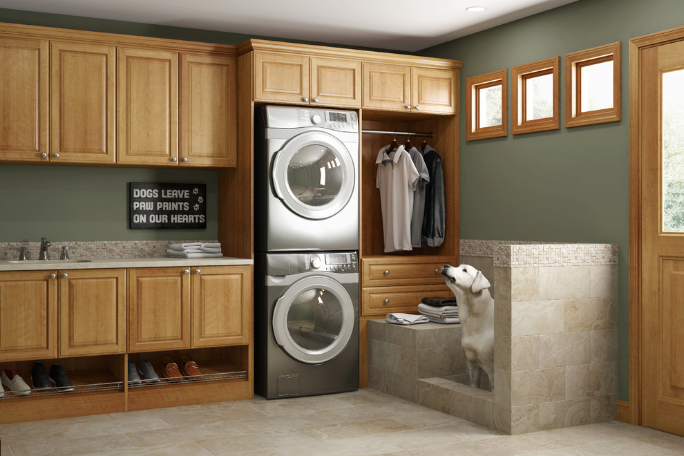 Inspiration för mellanstora klassiska l-formade tvättstugor enbart för tvätt, med en undermonterad diskho, luckor med upphöjd panel, laminatbänkskiva, gröna väggar, klinkergolv i keramik, en tvättpelare, beiget golv och skåp i mellenmörkt trä