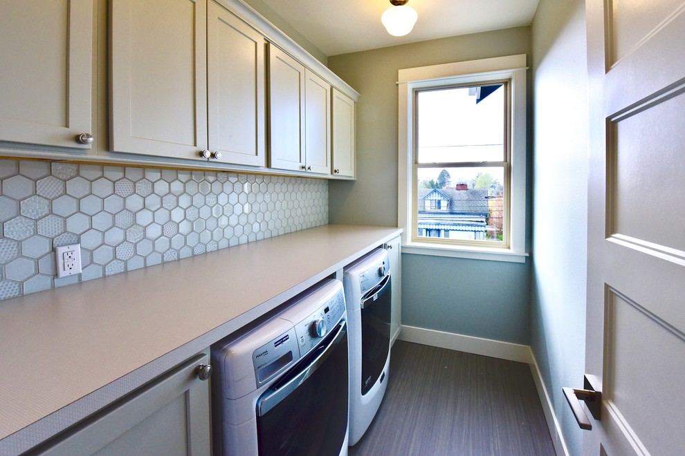 Zweizeilige, Kleine Moderne Waschküche mit Schrankfronten im Shaker-Stil, grauen Schränken, Laminat-Arbeitsplatte, Waschmaschine und Trockner nebeneinander und grauer Wandfarbe in Portland
