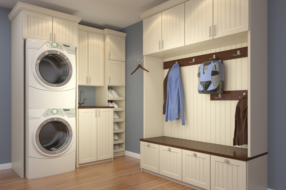 Diseño de lavadero multiusos y en L pequeño con puertas de armario beige y lavadora y secadora apiladas