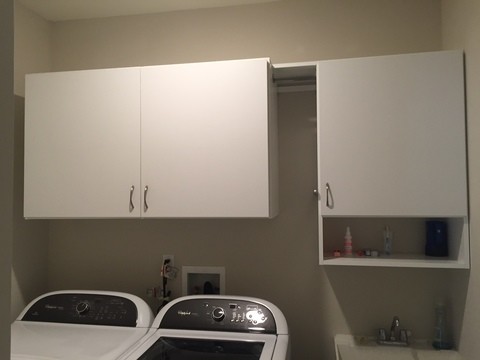 Imagen de lavadero multiusos y lineal contemporáneo de tamaño medio con armarios con paneles lisos, puertas de armario blancas y lavadora y secadora juntas