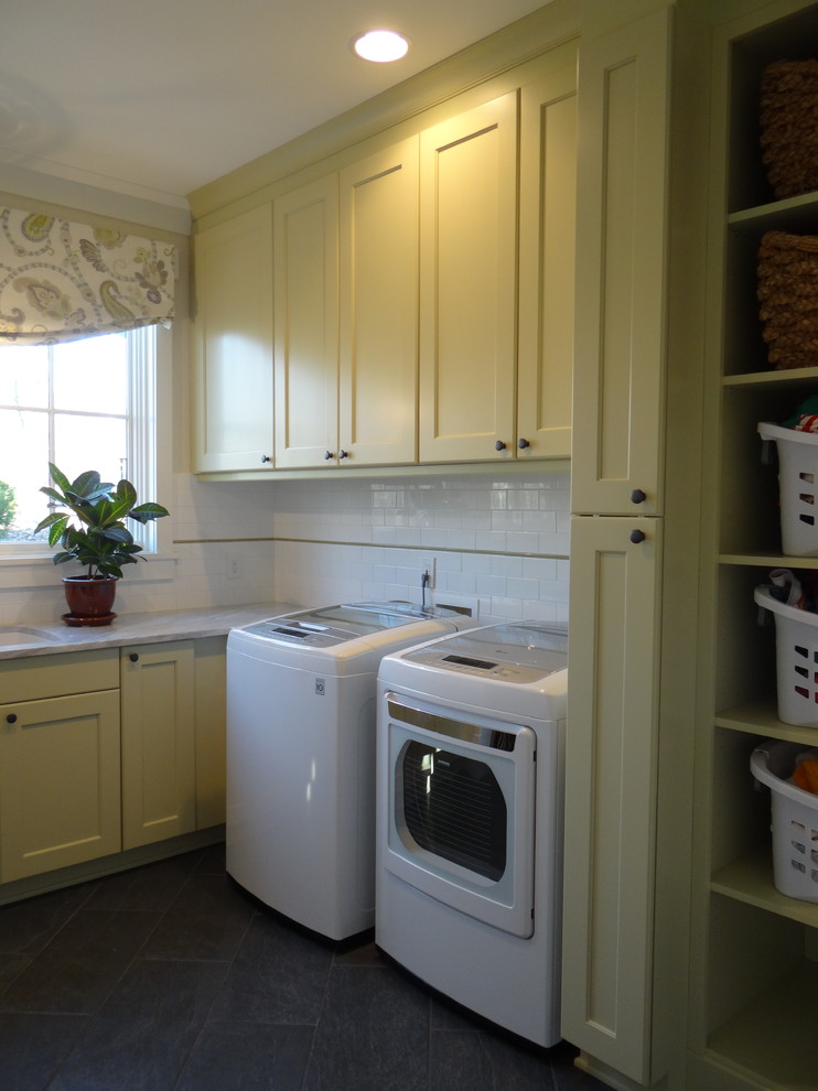Foto de cuarto de lavado en L de estilo de casa de campo de tamaño medio con fregadero bajoencimera, armarios estilo shaker, lavadora y secadora juntas y puertas de armario amarillas
