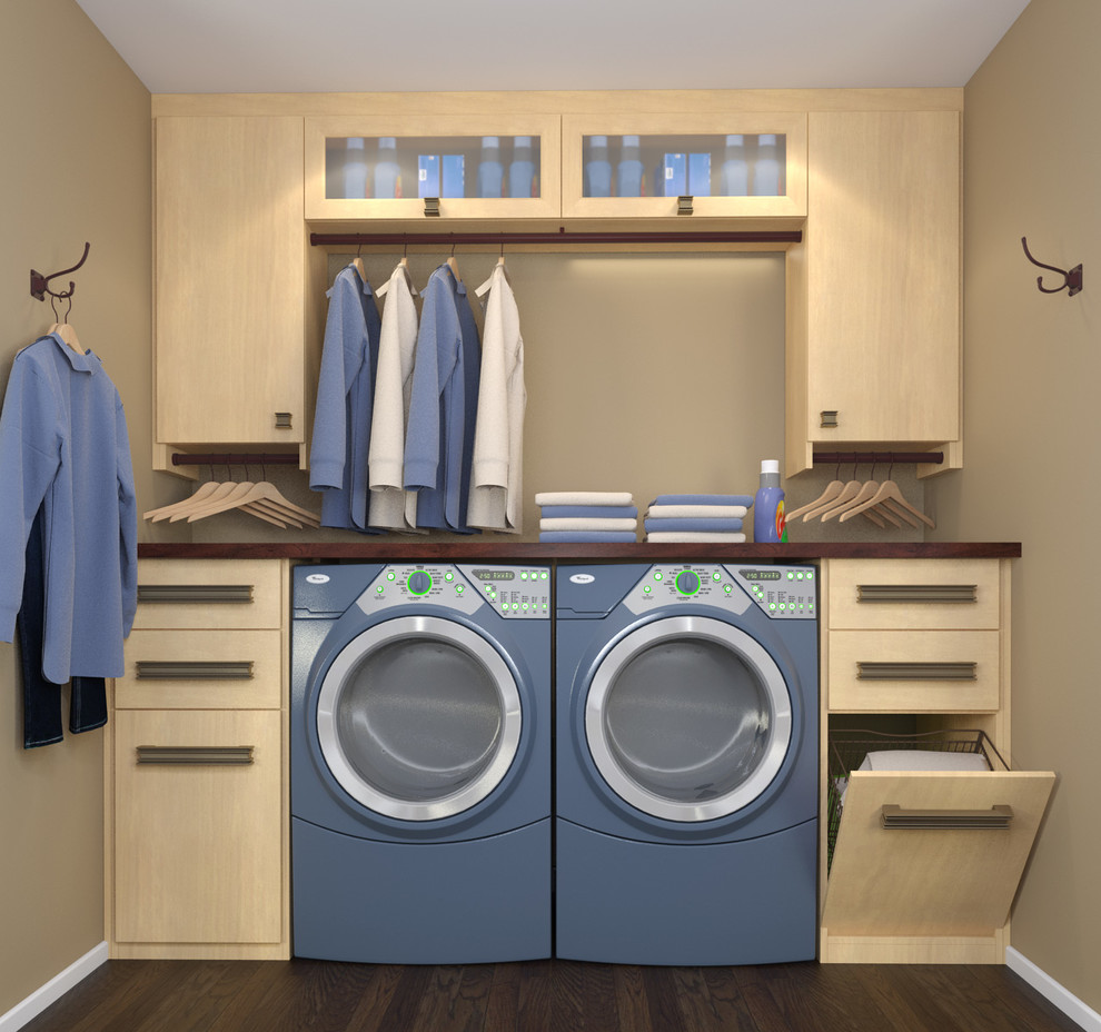 Idee per una piccola lavanderia contemporanea con ante lisce, ante in legno chiaro, top in laminato e lavatrice e asciugatrice affiancate