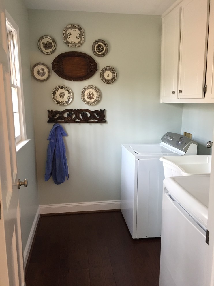 Ispirazione per una piccola sala lavanderia country con lavatoio, ante lisce, ante bianche, pareti blu, pavimento in legno massello medio e lavatrice e asciugatrice affiancate