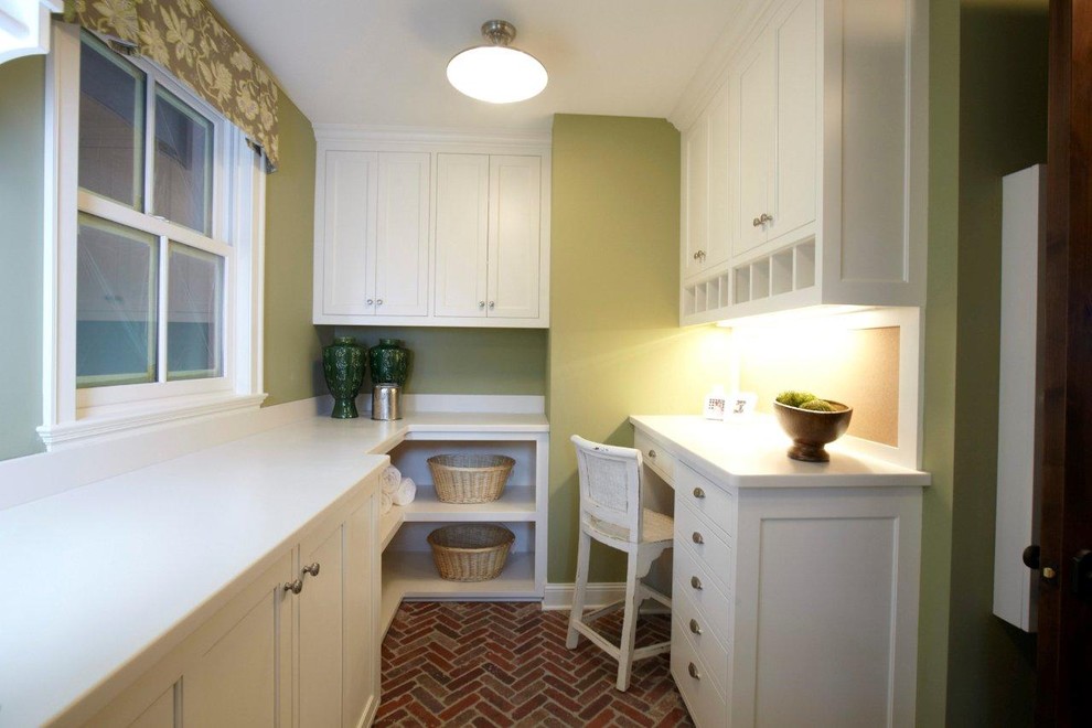 Ejemplo de lavadero tradicional con paredes verdes y puertas de armario blancas