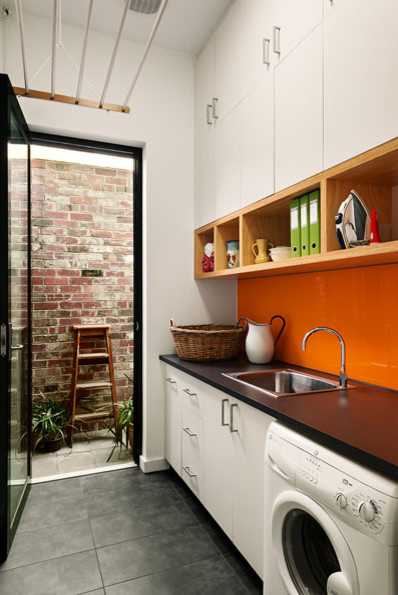 Zweizeilige Moderne Waschküche mit Porzellan-Bodenfliesen und weißer Wandfarbe in Melbourne