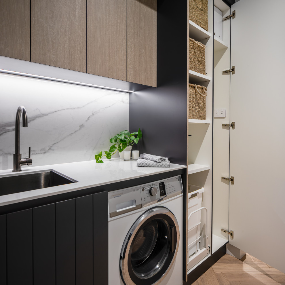 Multifunktionaler, Einzeiliger, Kleiner Moderner Hauswirtschaftsraum mit Unterbauwaschbecken und Rückwand aus Porzellanfliesen in Perth